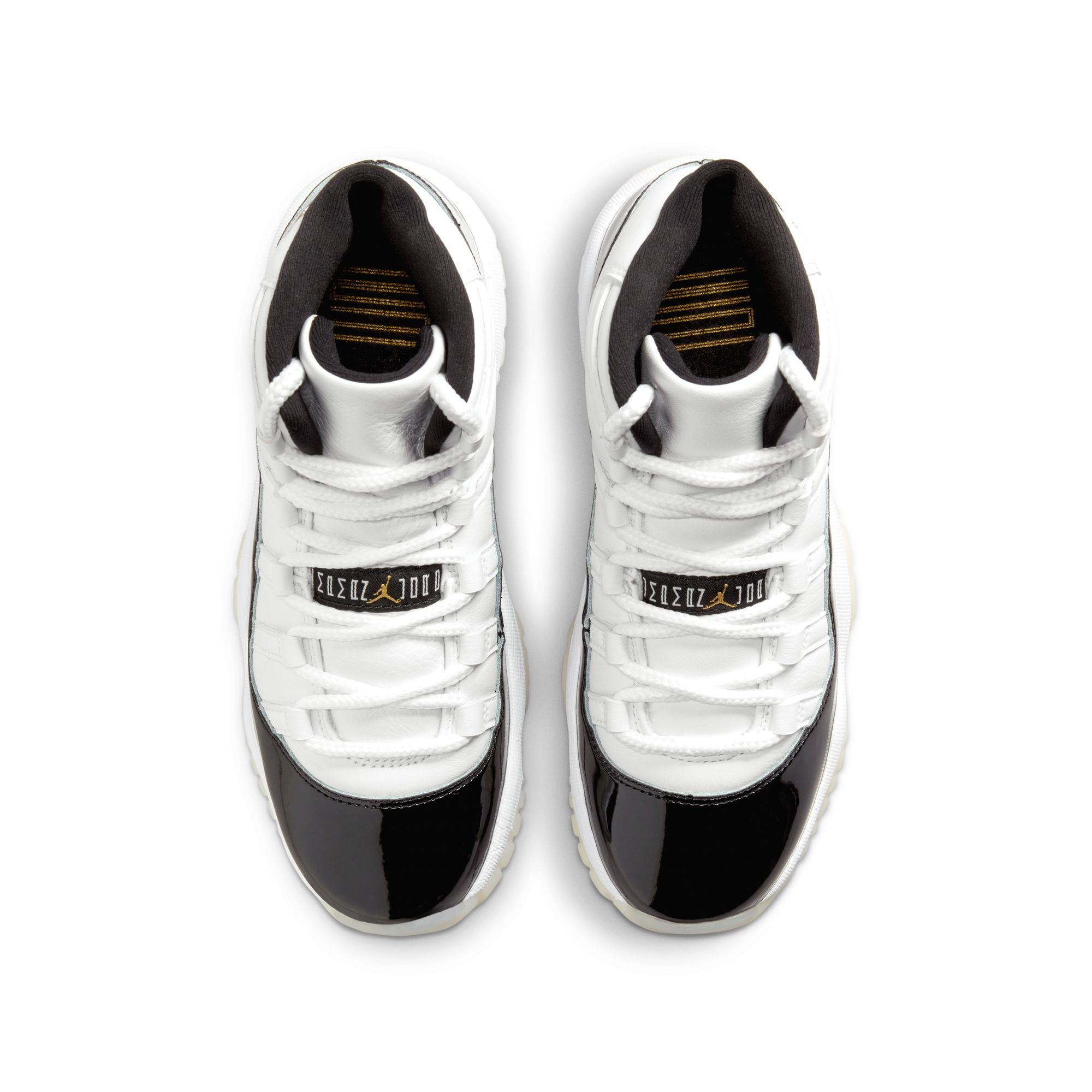 Black and white low top store jordan 11